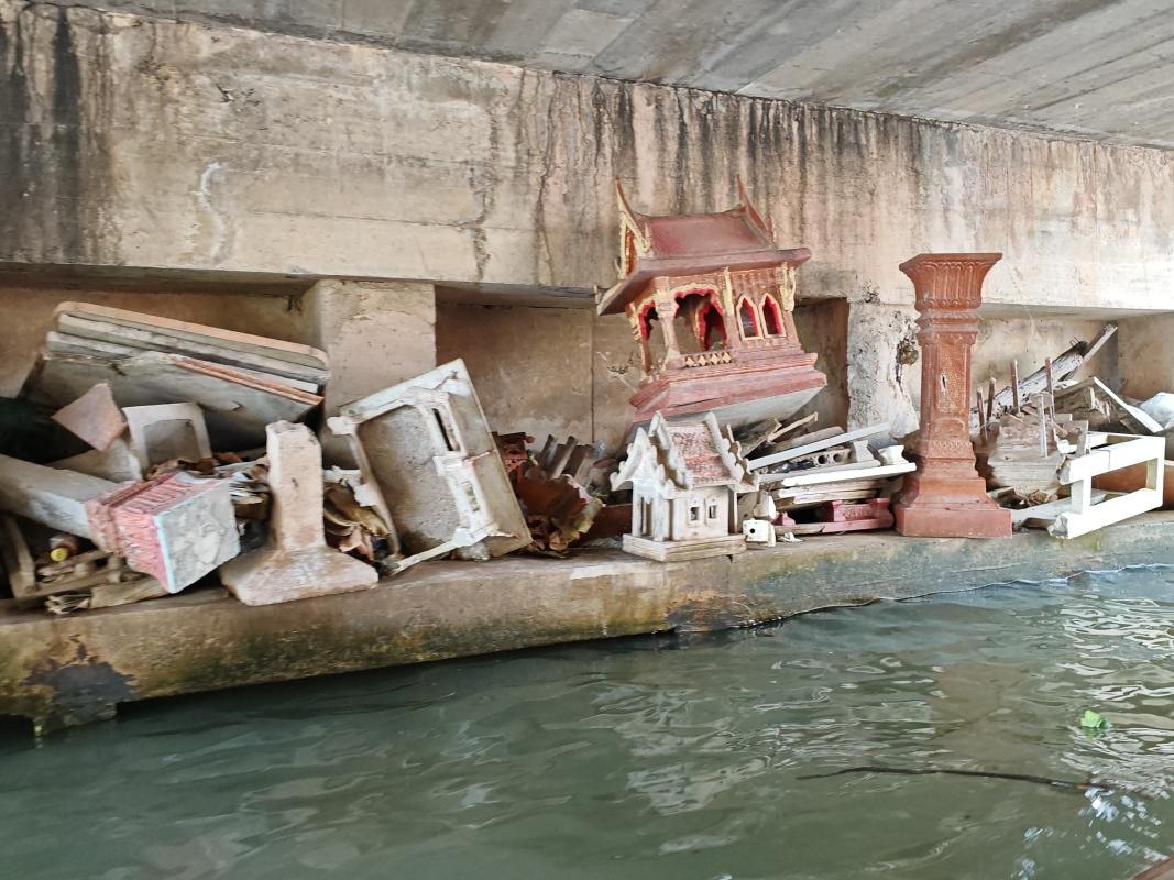 Damnoen Saduak Floating Market - skládka oltárikov pod mostom :)