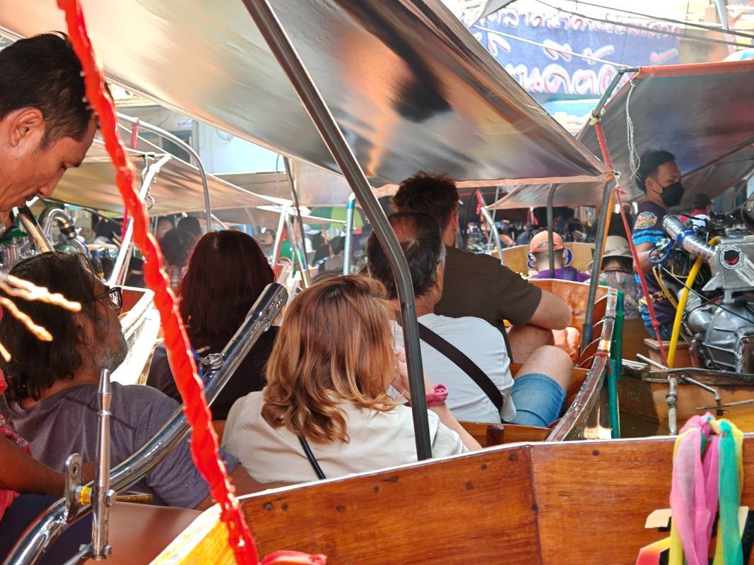 Damnoen Saduak Floating Market - narazili sme do našich - Honza, Miloš, Marta, Janko a Zuzka