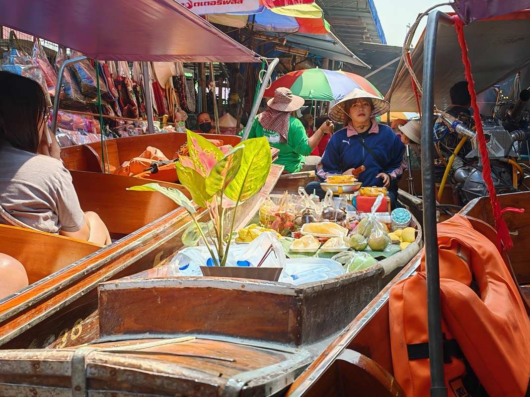 Damnoen Saduak Floating Market - ona to ale dala s prehľadom :)