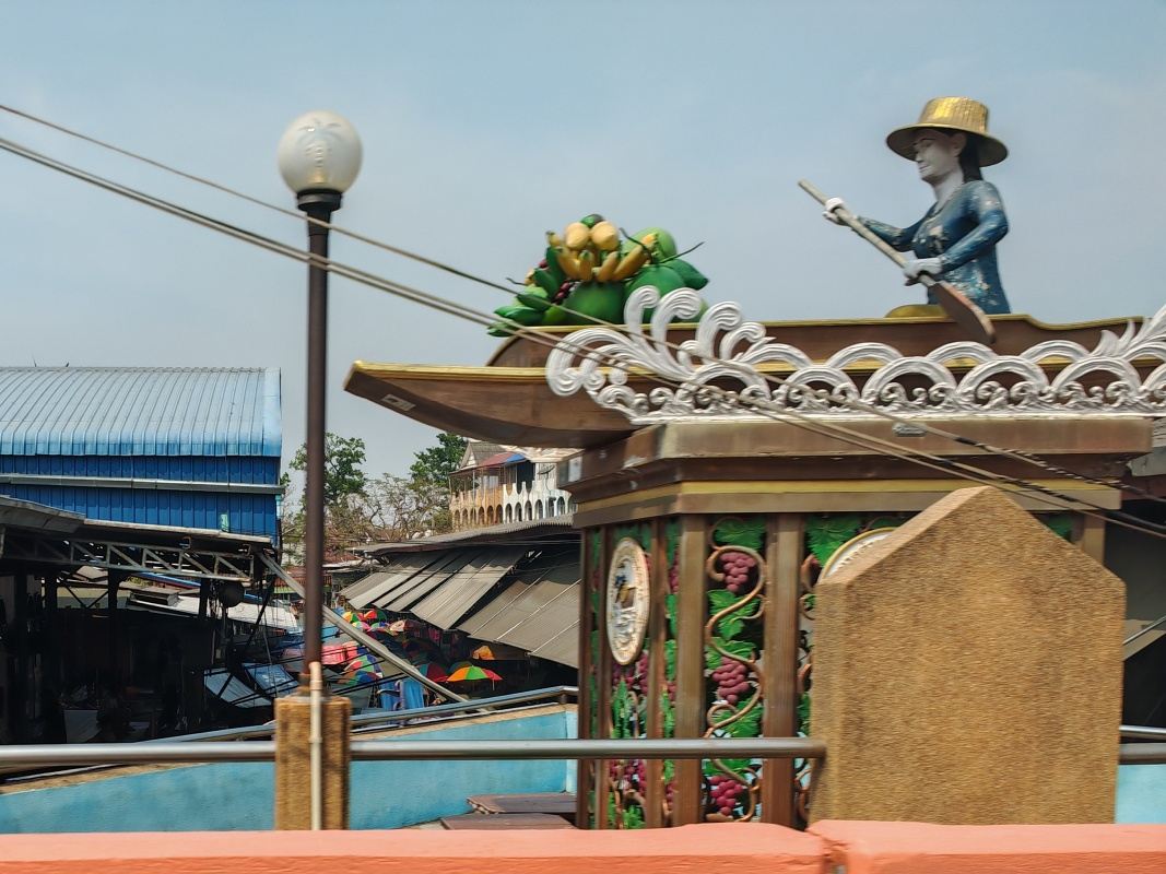 Damnoen Saduak Floating Market - lodička na moste nad trhom