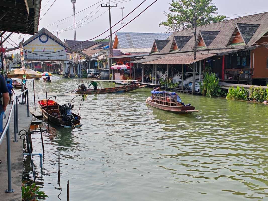 Damnoen Saduak Floating Market - výhľad od reštaurácie ... no prečo nás tu nevyložili???