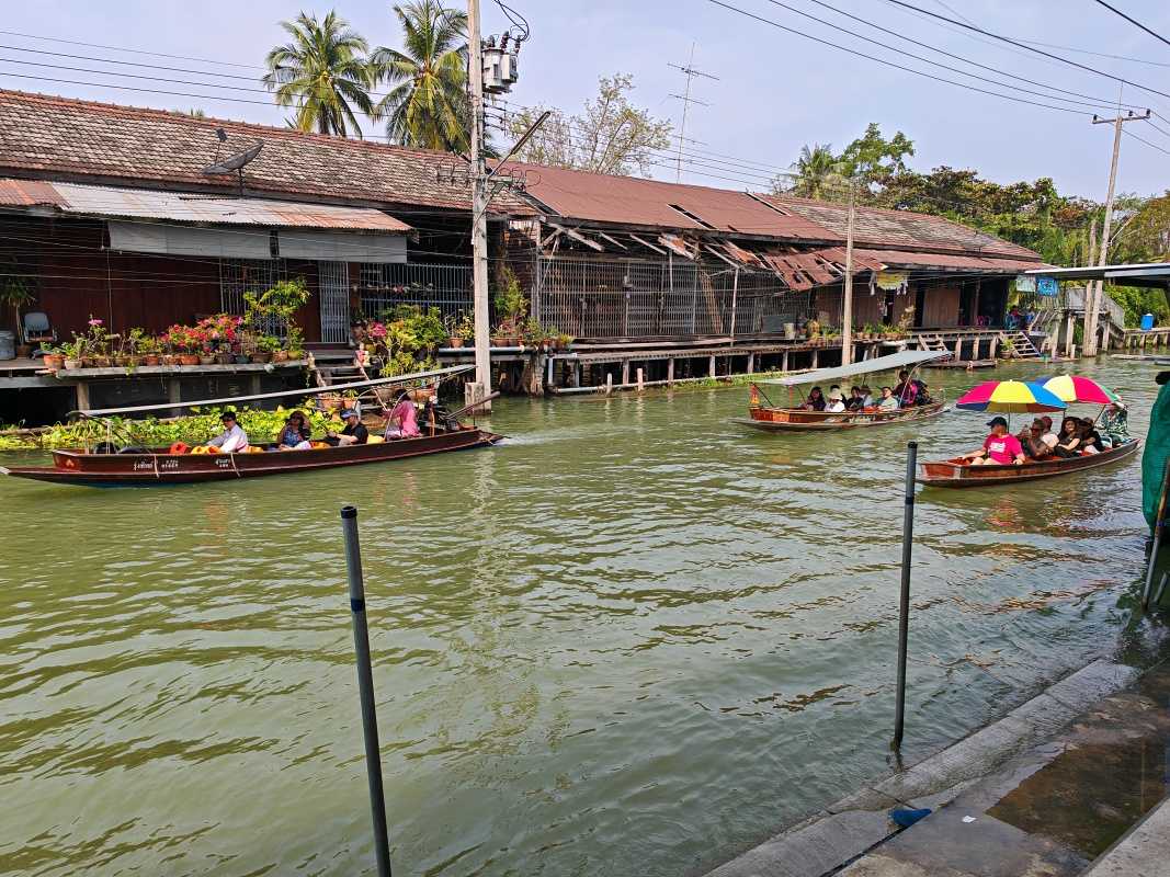 Damnoen Saduak Floating Market - výhľad od reštaurácie ... no prečo nás tu nevyložili???