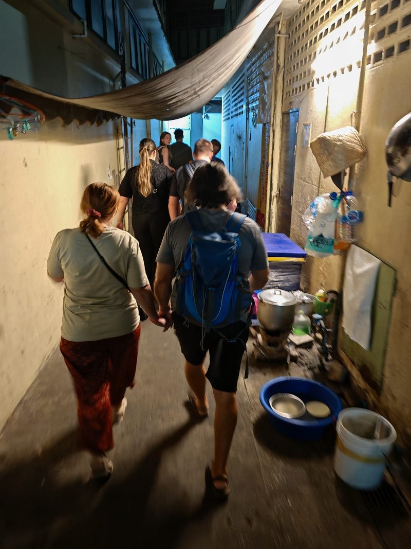 Chinatown v Bangkoku - ulice boli nepriechodné, išli sme bočnými uličkami