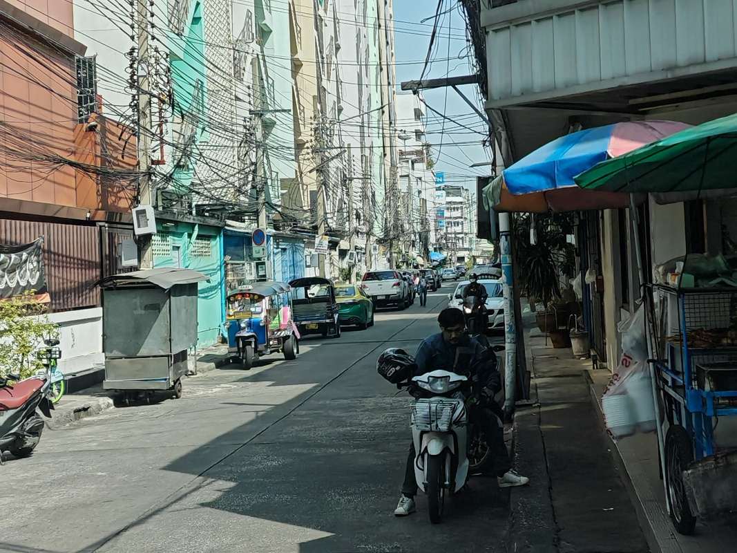 Taxíkom do MBK - tie drôty sú svojim spôsobom umenie :)