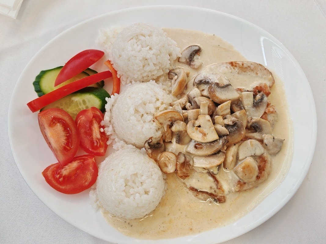 14:20, kuracie prsia na hubách na bratislavskej vlakovej stanici