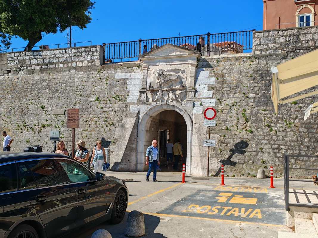 Tu nás vysadila dodávka