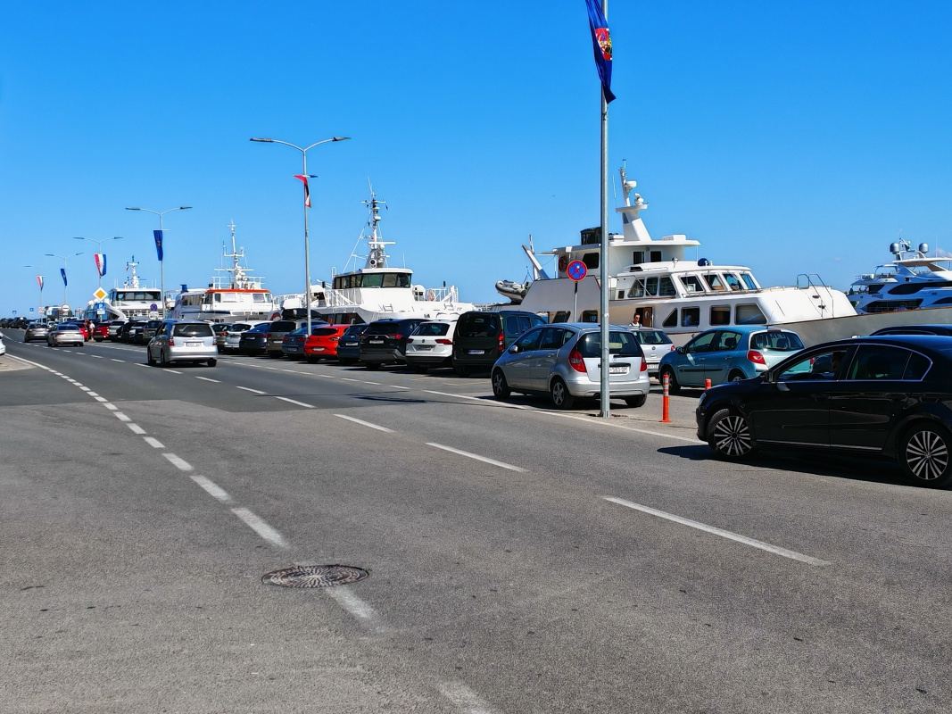 Okolo prístavu obchádame Zadar