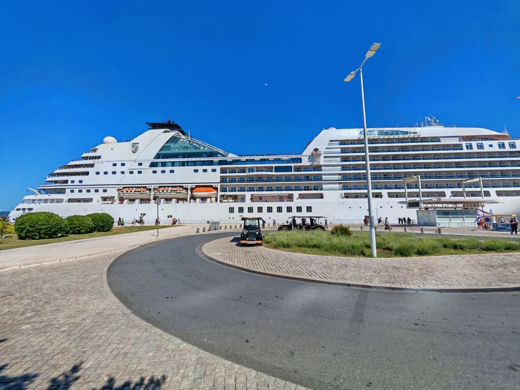 Na špičke Zadaru kotvila výletná loď