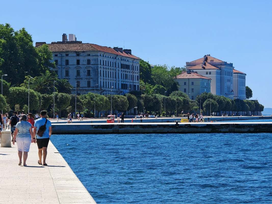 Tu niekde, v strede doľava, vo vnútrobloku bývame