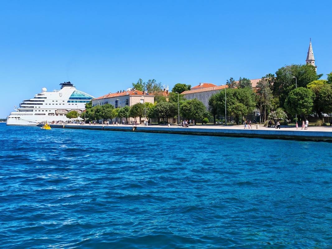 Pohľad od majáka k morskému organu