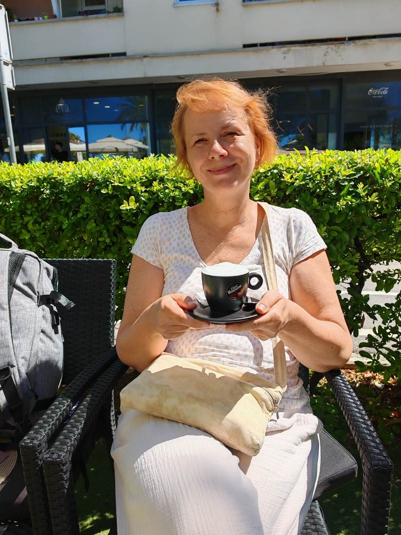 Prvá kávička v Zadare - ajaj, niekto zle spal :D