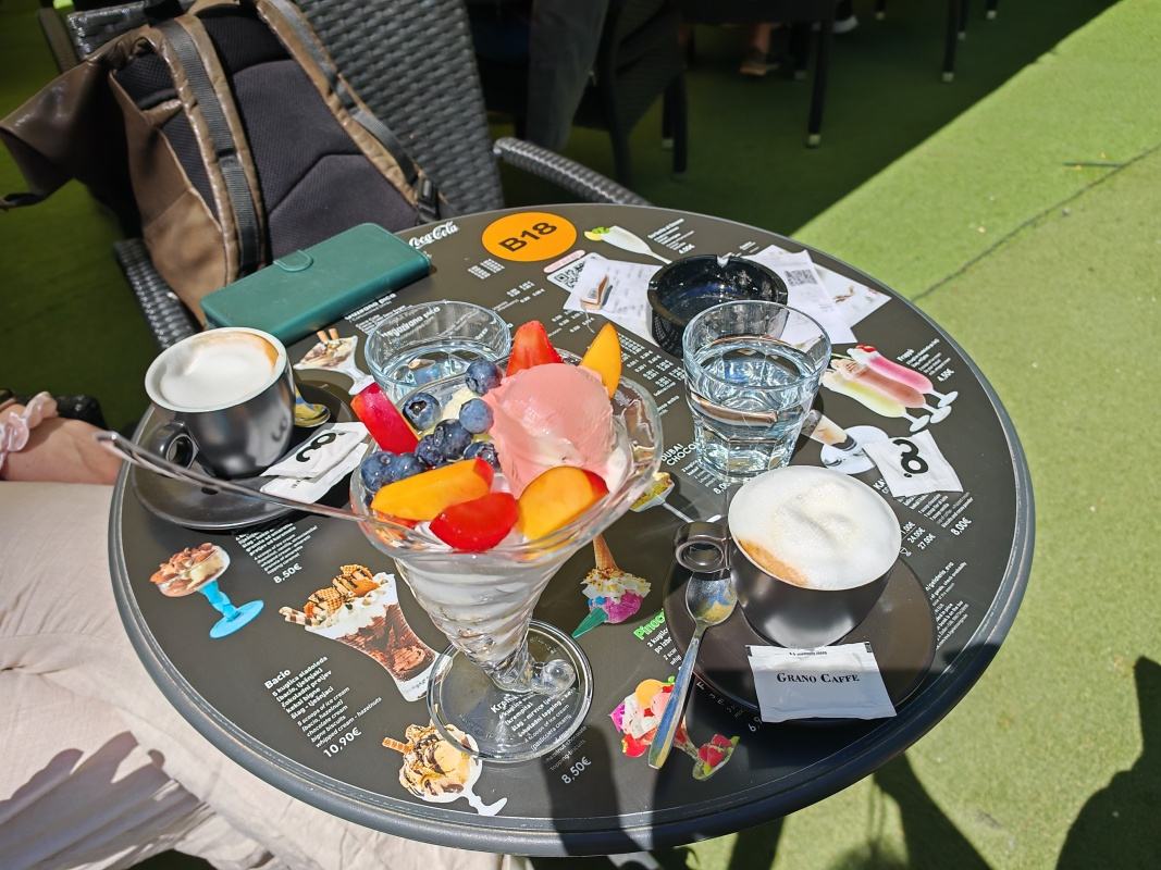 Kávička a zmrzlinový pohár