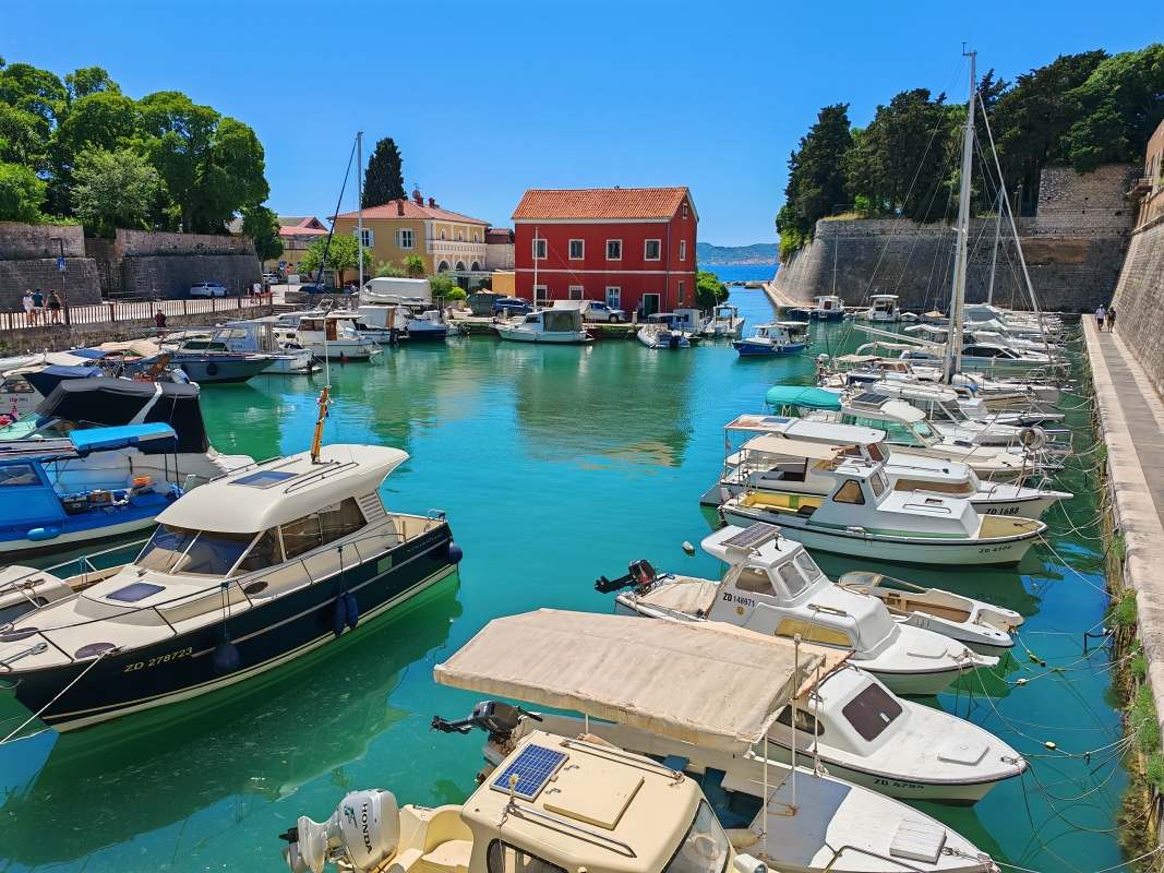 Malebný prístav za mestskou bránou