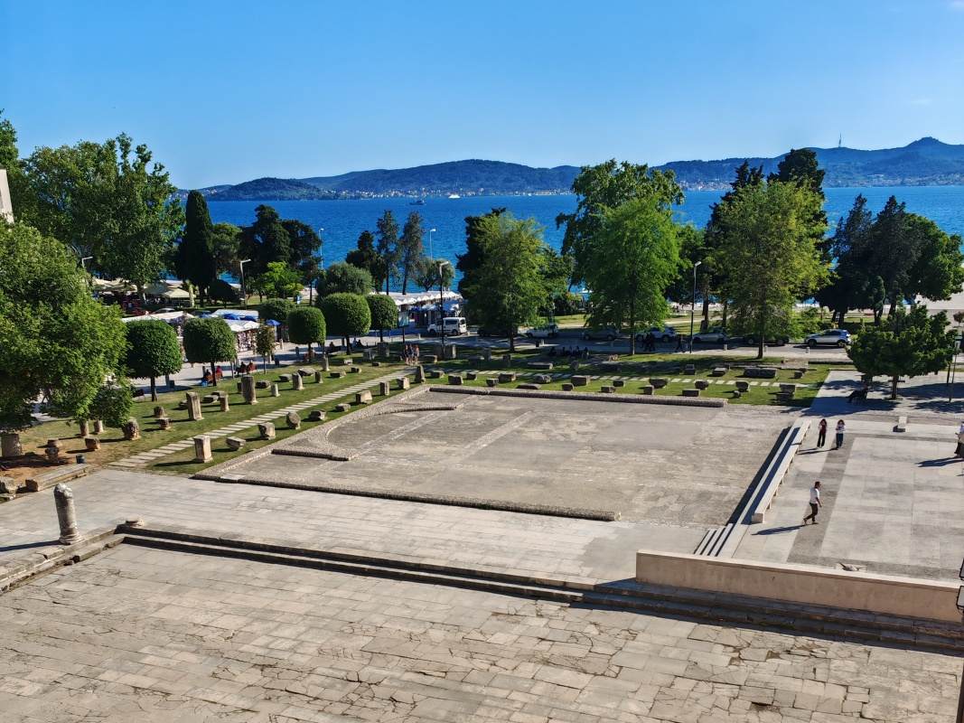 Výhľad na Rímske fórum pred kostolom