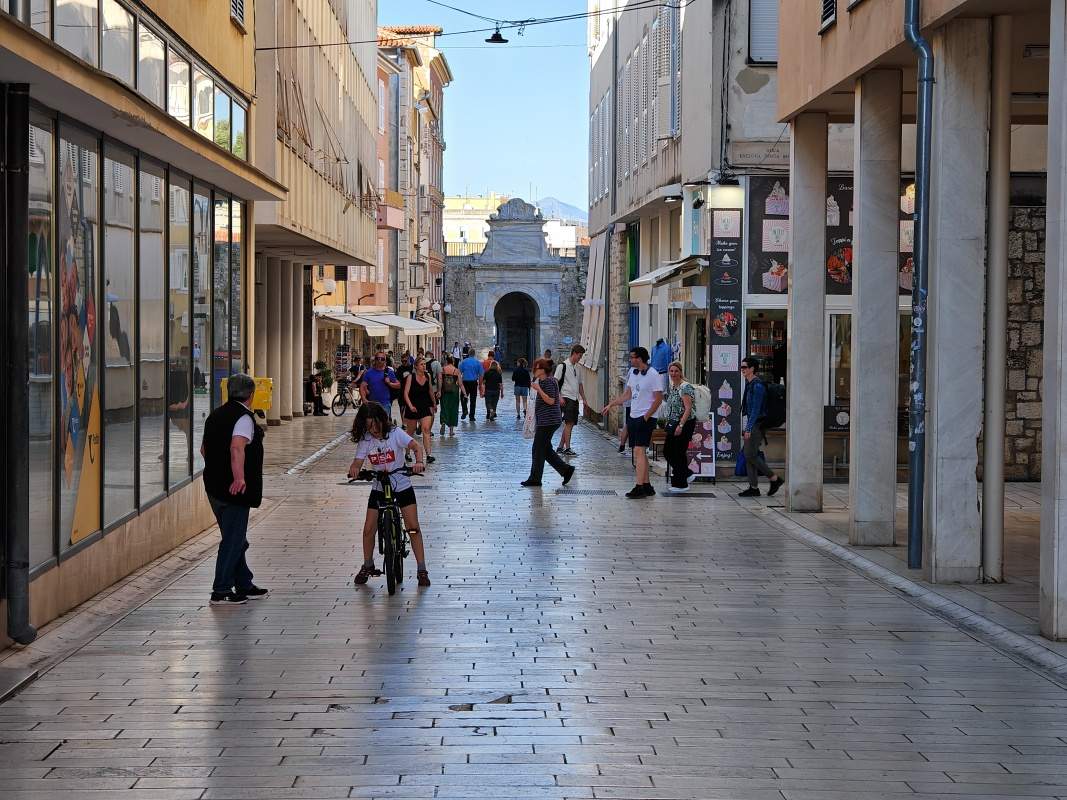 Krížom cez mesto do prístavu