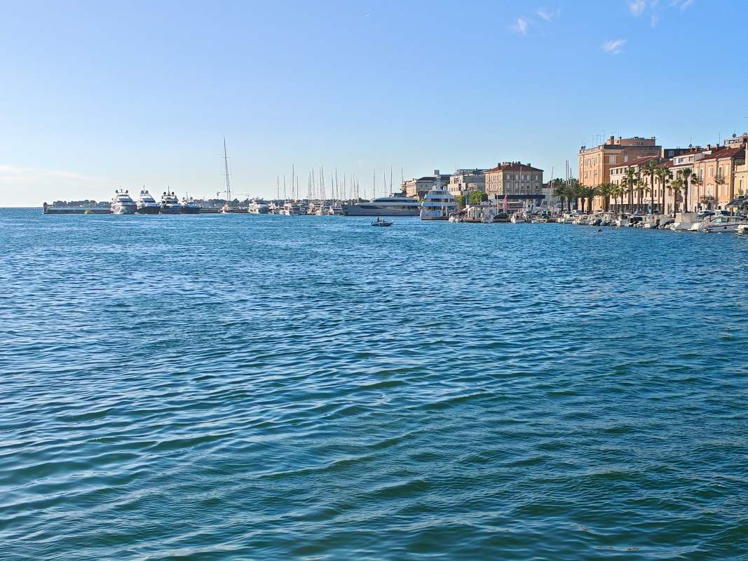 Pevnuna a mólo s majáčikom a loďkou