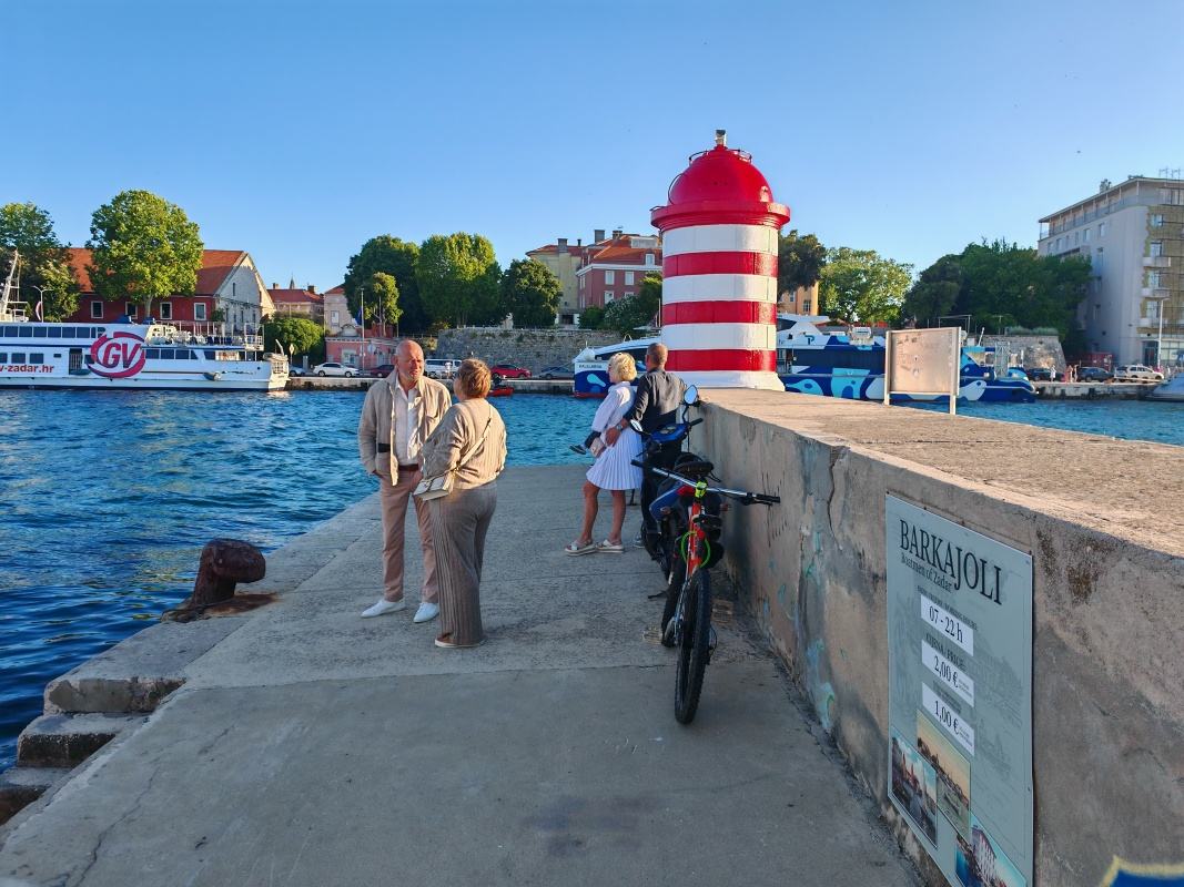 Mólo s majáčikom - čakajú na loďku za 2€