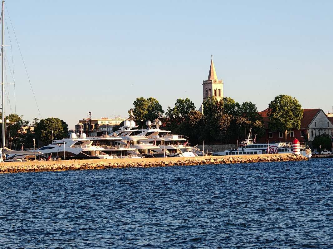 Mólo s majáčikom a staré mesto