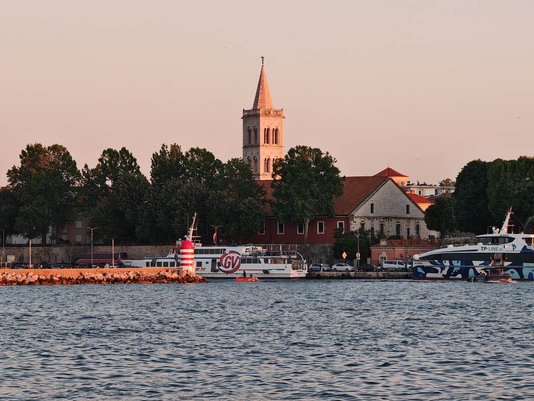 Mólo s majáčikom a staré mesto