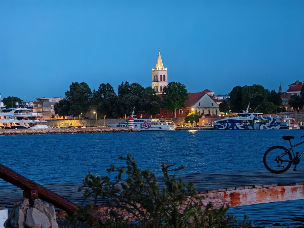 Mólo s majáčikom a staré mesto