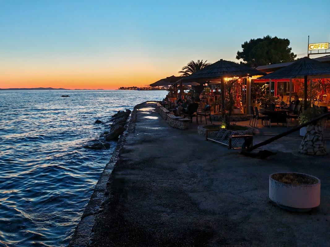 Reštaurácia Marex po západe slnka