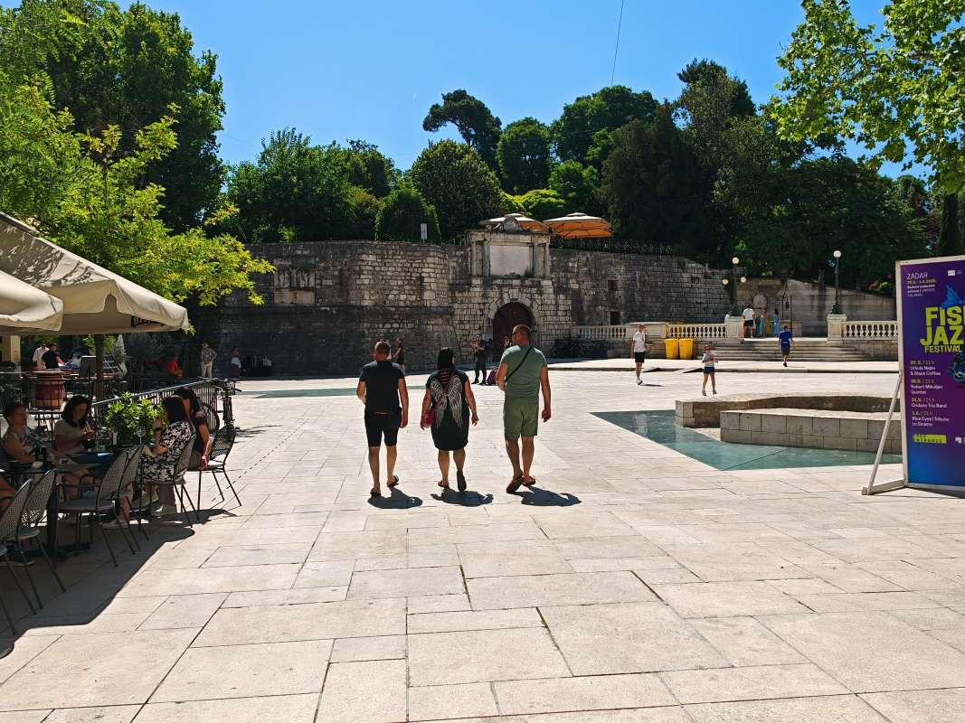 Námestie Petara Zoranića, vpravo Námestie piatich studní