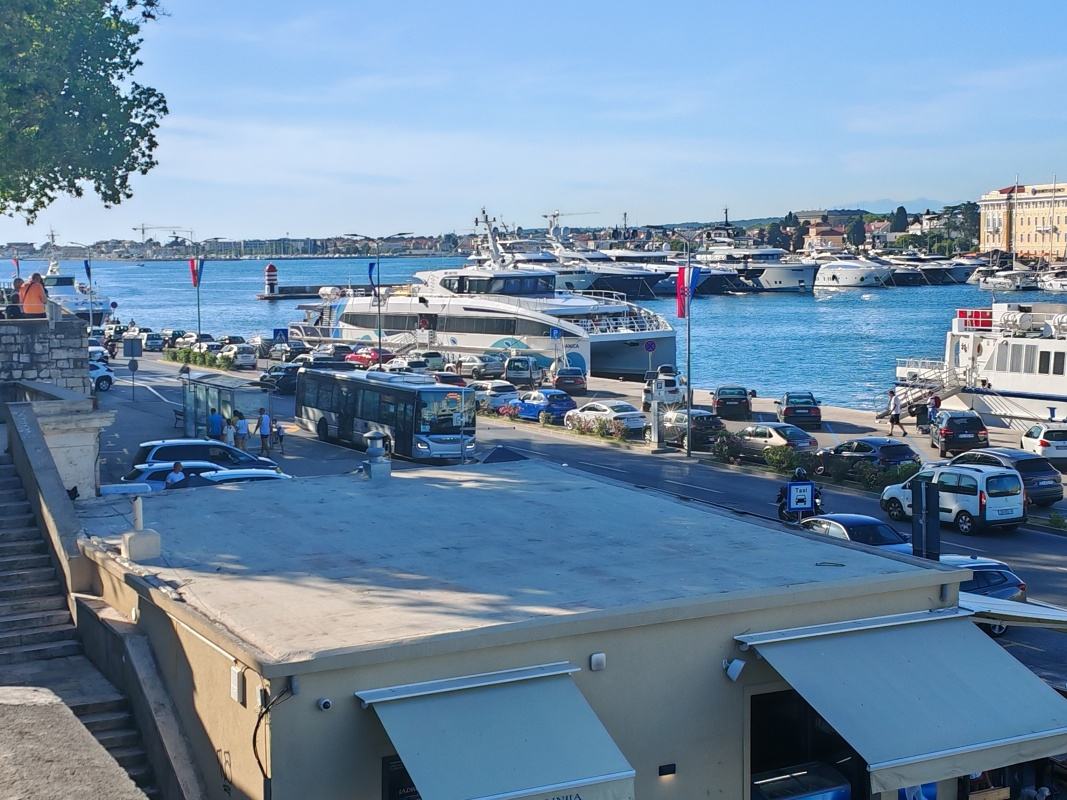 Výhľad z hradieb smerom na pevninu, majáčik odkiaľ sme včera išli loďkou