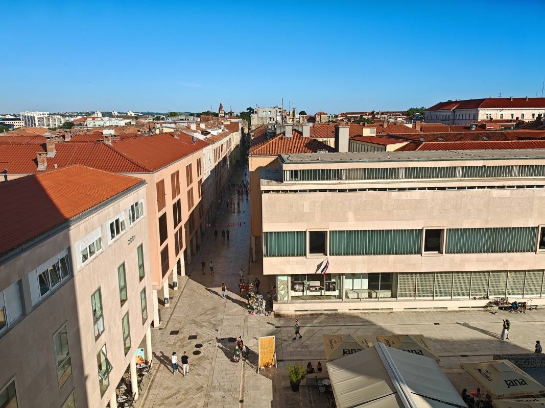 Veža kostola sv. Anastázie - výhľad na Širokú ulicu