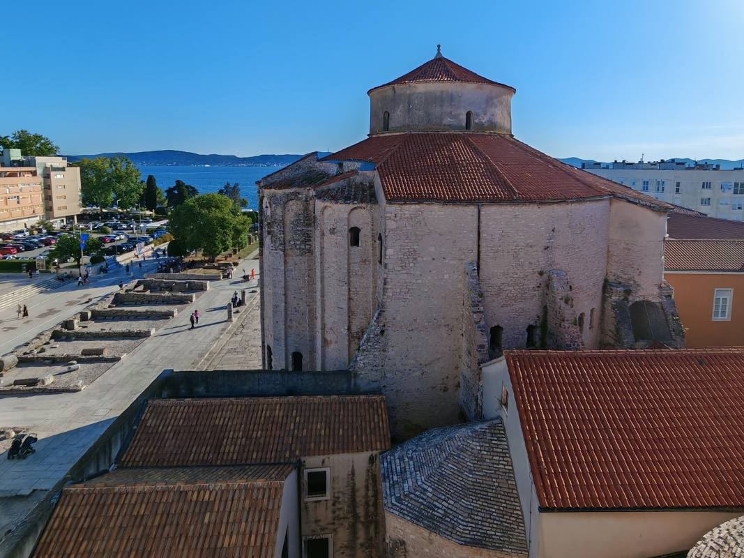 Veža kostola sv. Anastázie - výhľad na Kostol sv. Donáta