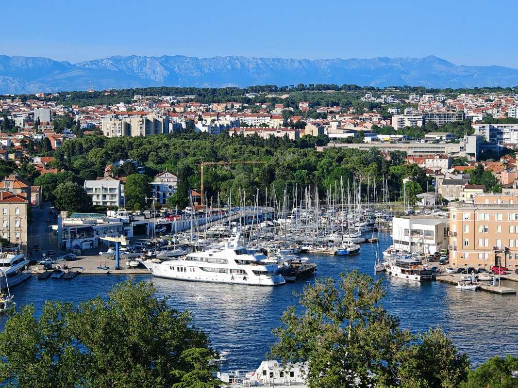 Veža kostola sv. Anastázie - Prístav a pevnina