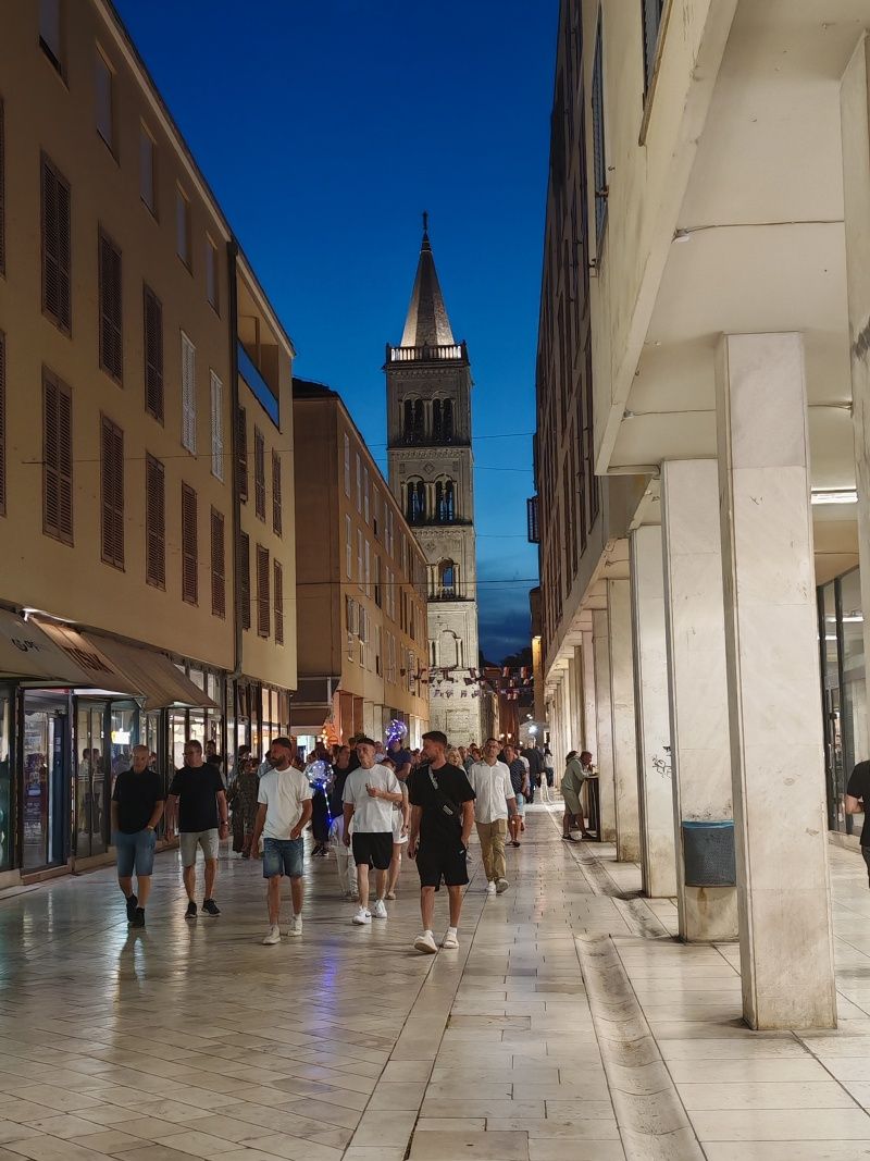 Široká ulica v noci - ideme na festival Fish & Jazz