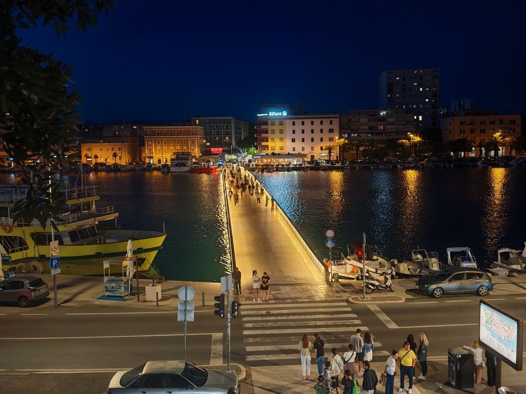 Výhľad na peší most z vyhliadky nad Bránou sv. Rocha