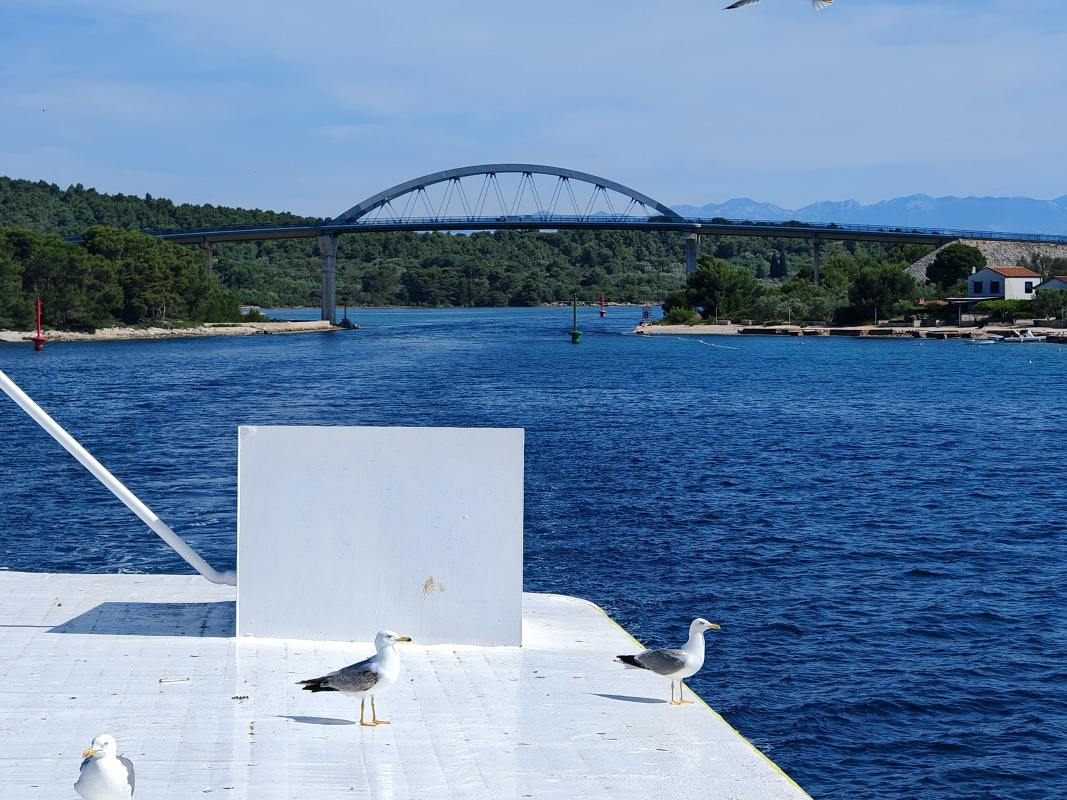 Most Ždrelac - medzi ostrovmi Ugljan a Pašman, pohľad späť, je 9:50