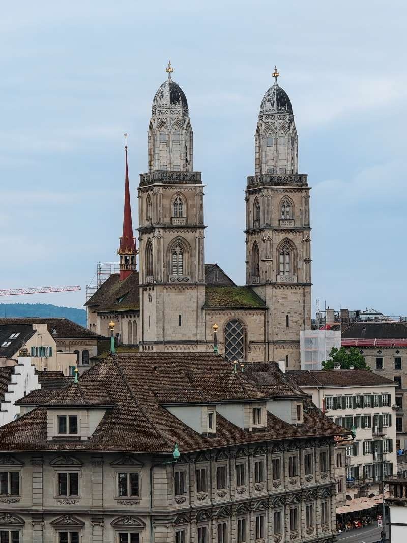 Výhľad z Lindenhofu - kostol Grossmünster