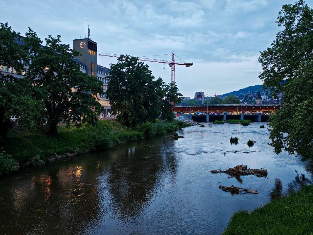 Národné múzeum v diaľke nad riekou Sihl