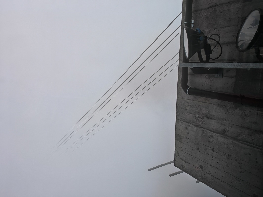 Laná vedúce z hornej stanice lanovky p pár metroch končia :D HOROR