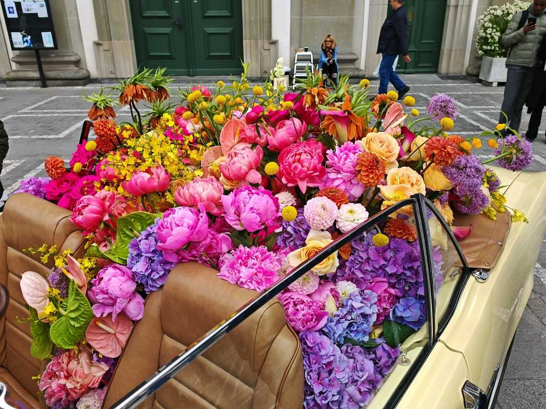 Autíčko prwed kostolom