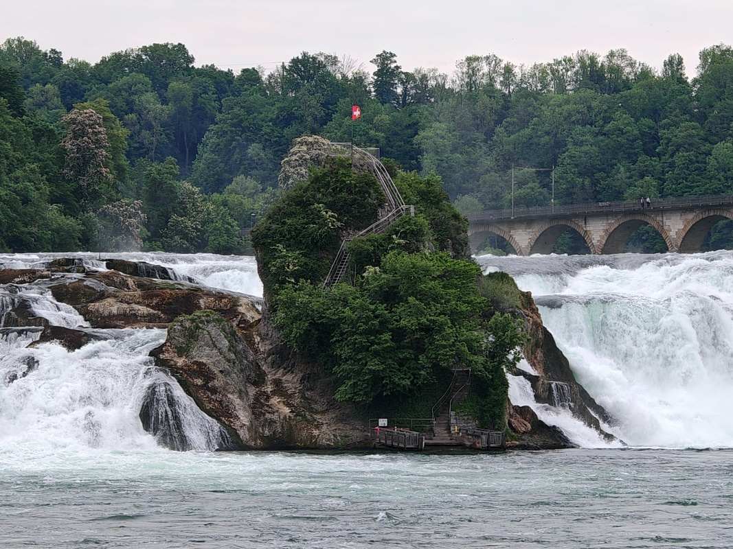 Ostrovček v strede vodopádov - niektoré vyhliadkové plavby tam zastavujú
