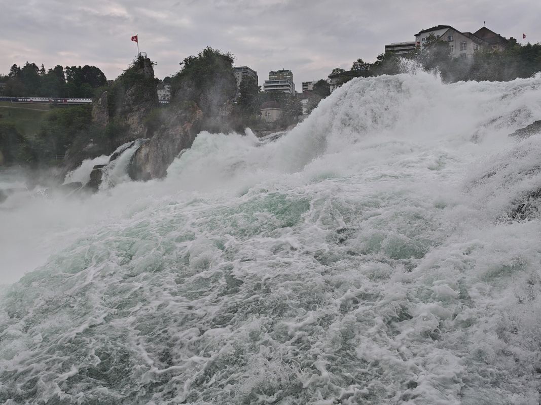 Rýnske vodopády - najnižšia vyhliadka, zboku