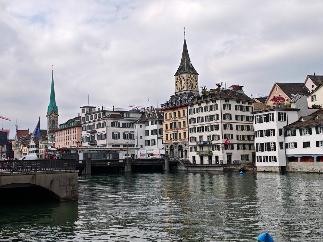 Naspäť cez Limmat - veža St. Peter Kirche a ďalej Fraumünster