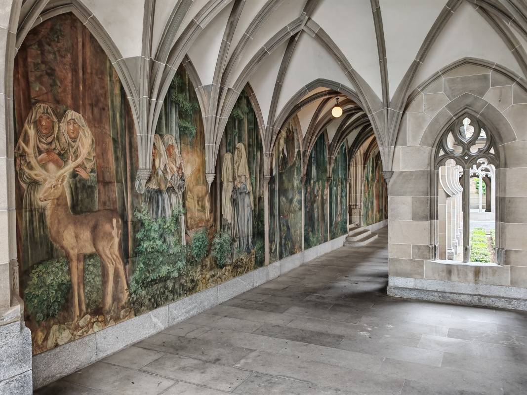 Fraumünster - dvor s legendou o zlatom jeleňovi