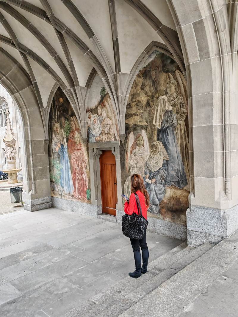 Fraumünster - dvor s legendou o zlatom jeleňovi