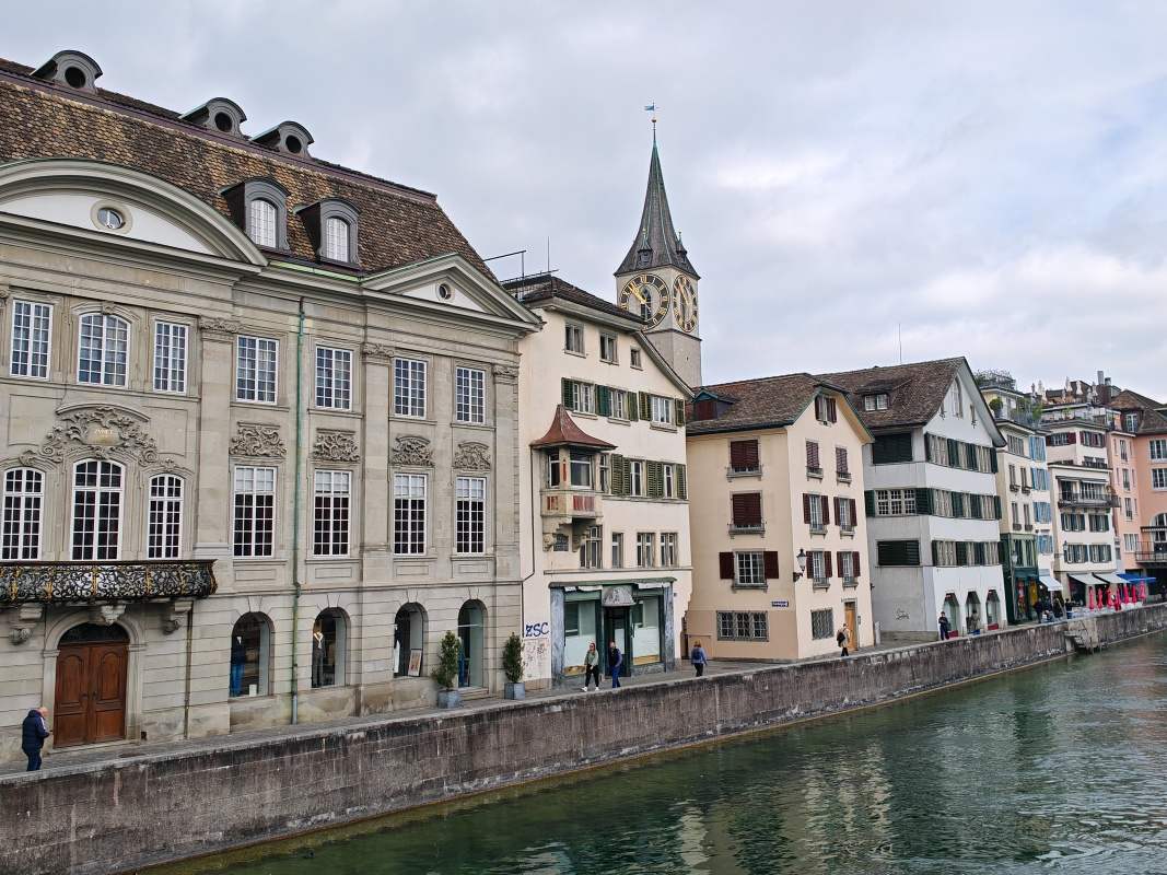 Opäť cez Limmat, vidíme St. Peter Kirche
