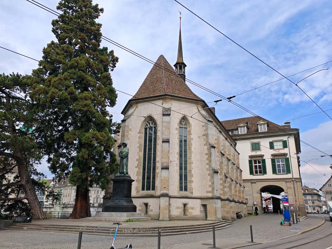 Wasserkirche a socha Ulricha Zwingliho
