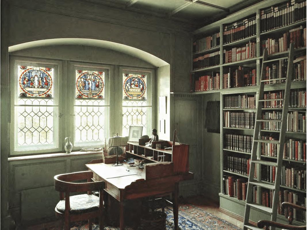 Dom C. G. Junga - pracovňa, za závesom na dverách je Kristova tvár