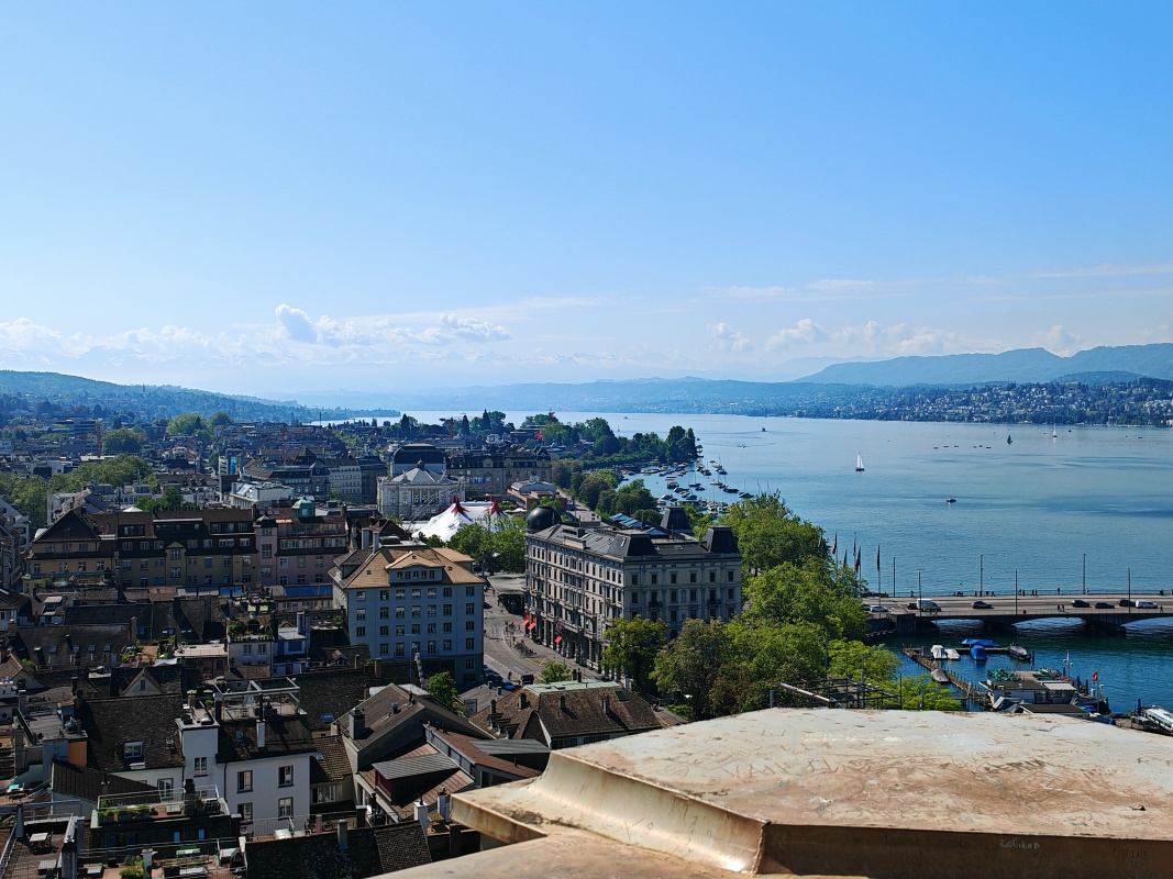 Výhľad z Grossmünster veže - Zürišské jazero a budova Opery
