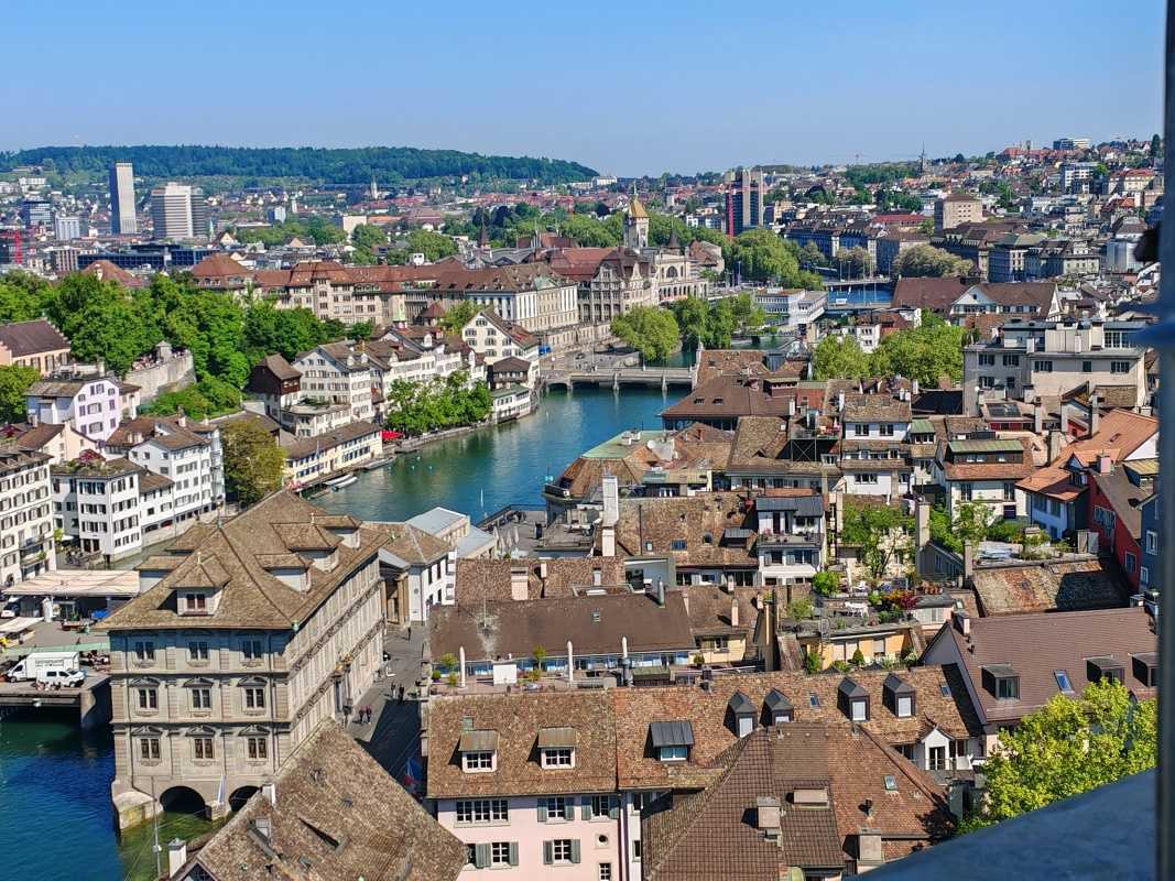 Výhľad z Grossmünster veže - rieka Limmat