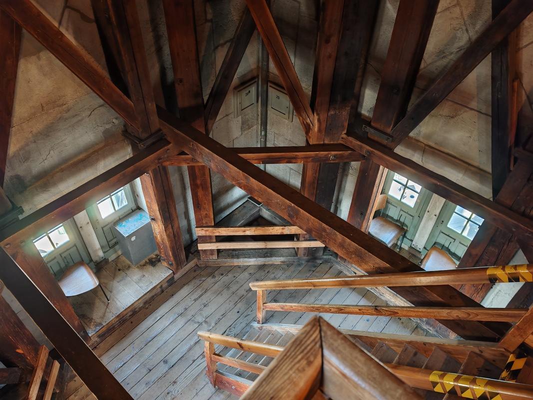 Zostup z veže Grossmünster