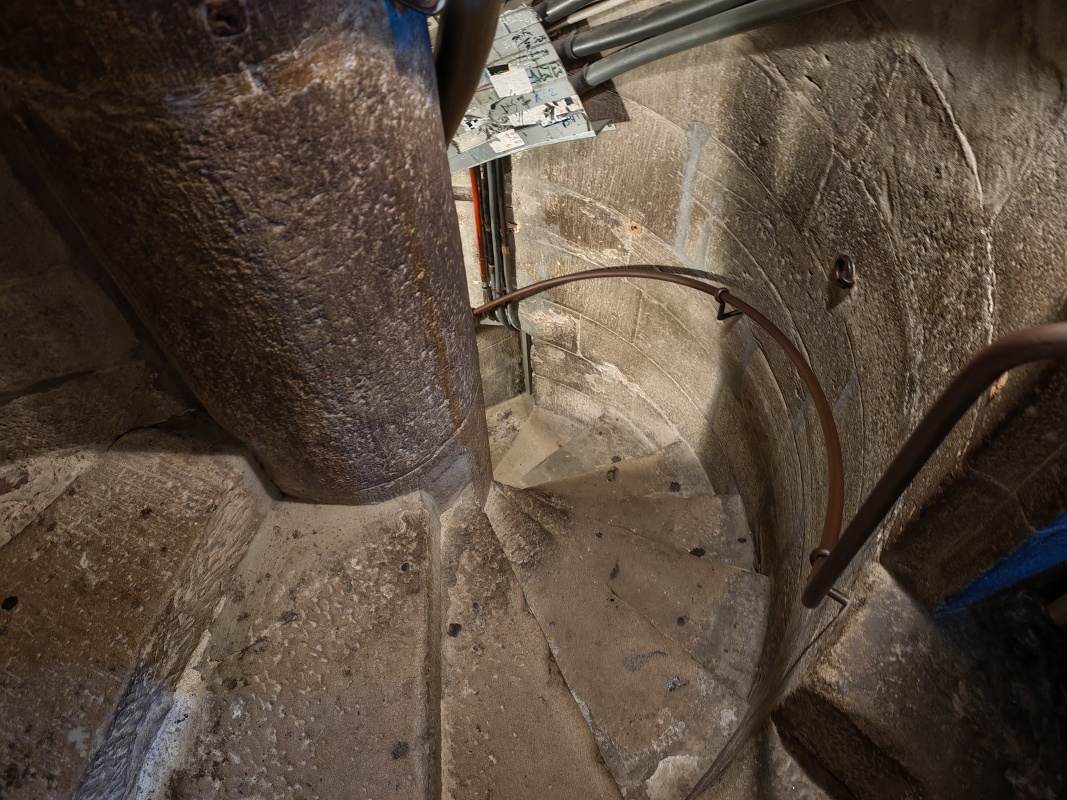 Zostup z veže Grossmünster